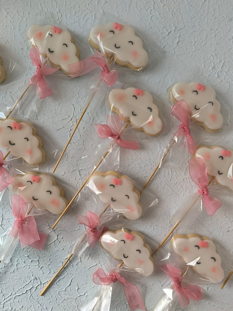 Pembe fiyonklu paketlerde, gülümseyen bulut şeklinde çubuklu butik kurabiyeler